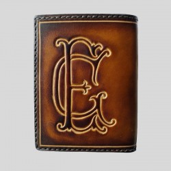 Cartera de cuero repujada personalizada con letras enntrelazadas